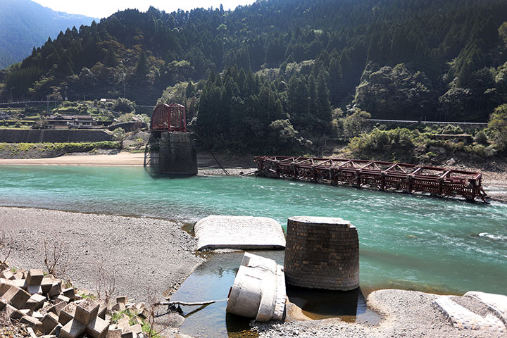 The second bridge after the disaster